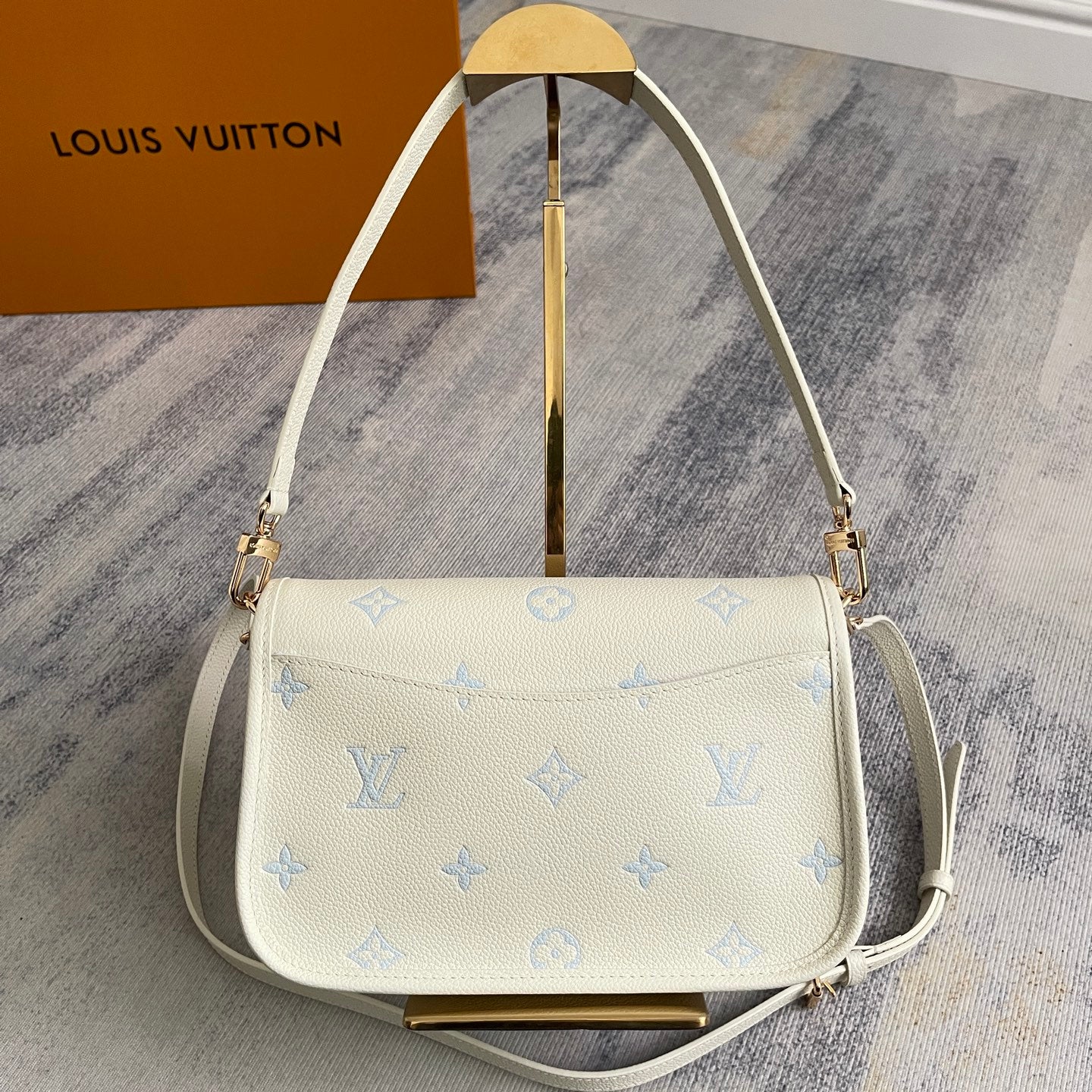 Classic Flap Shoulder Bag M28054