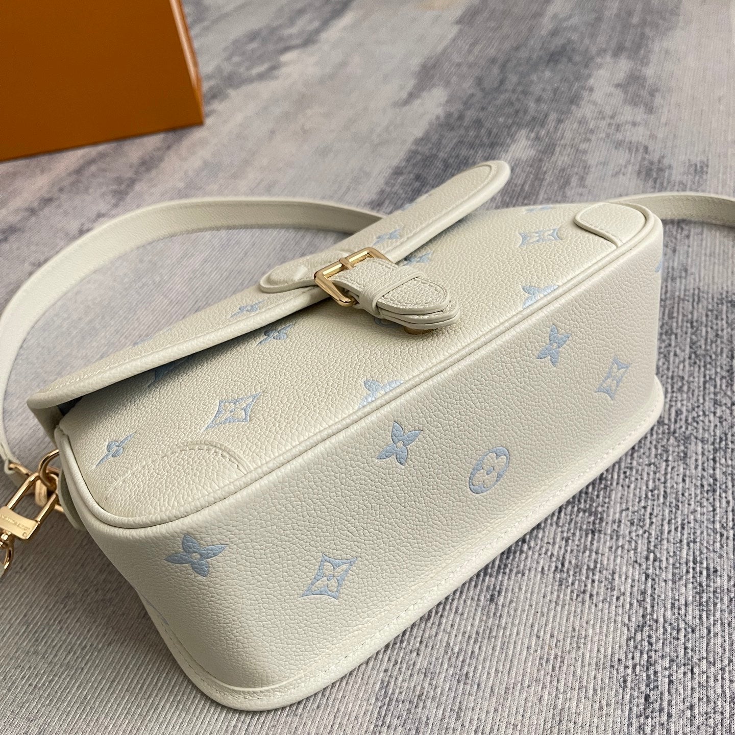 Classic Flap Shoulder Bag M28054