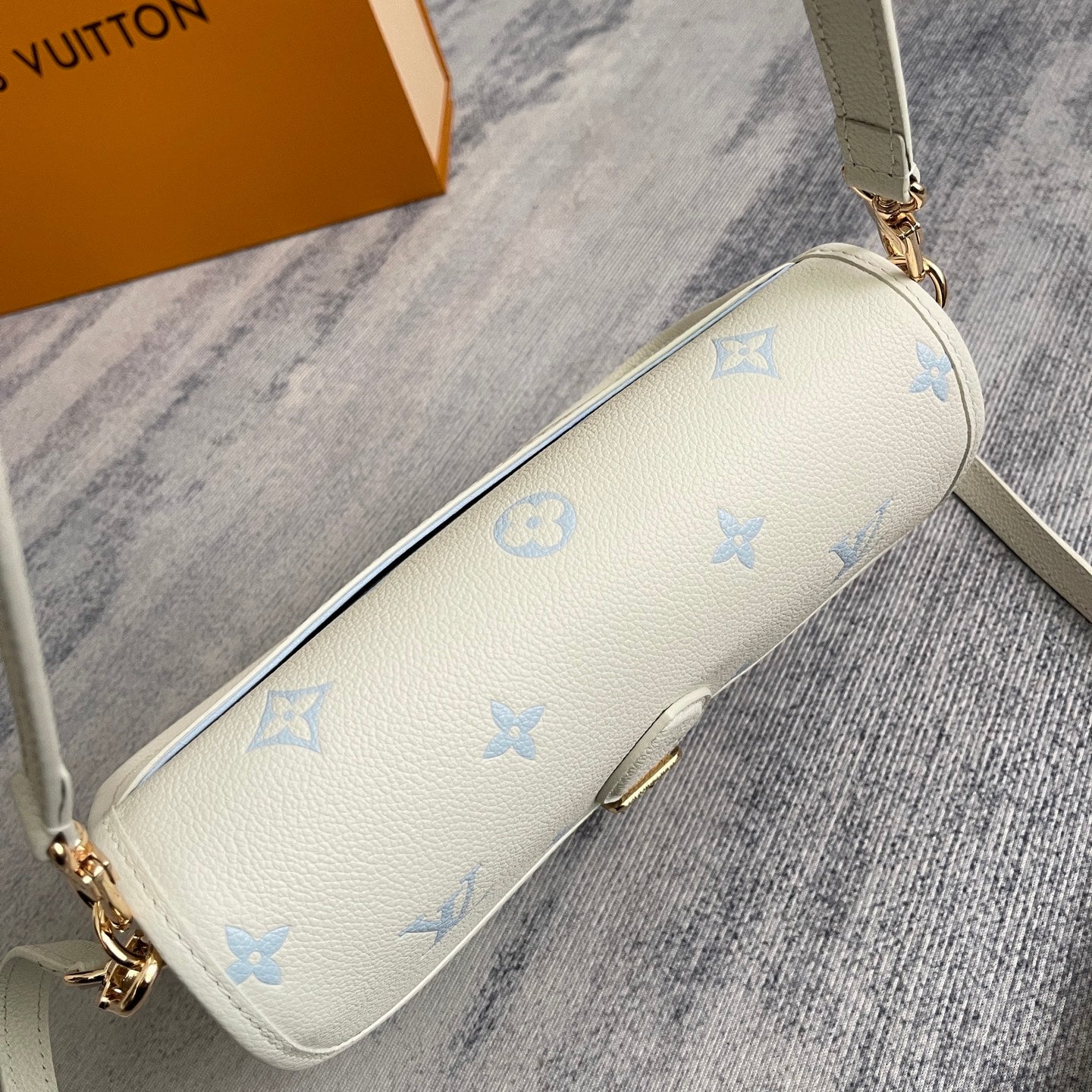 Classic Flap Shoulder Bag M28054