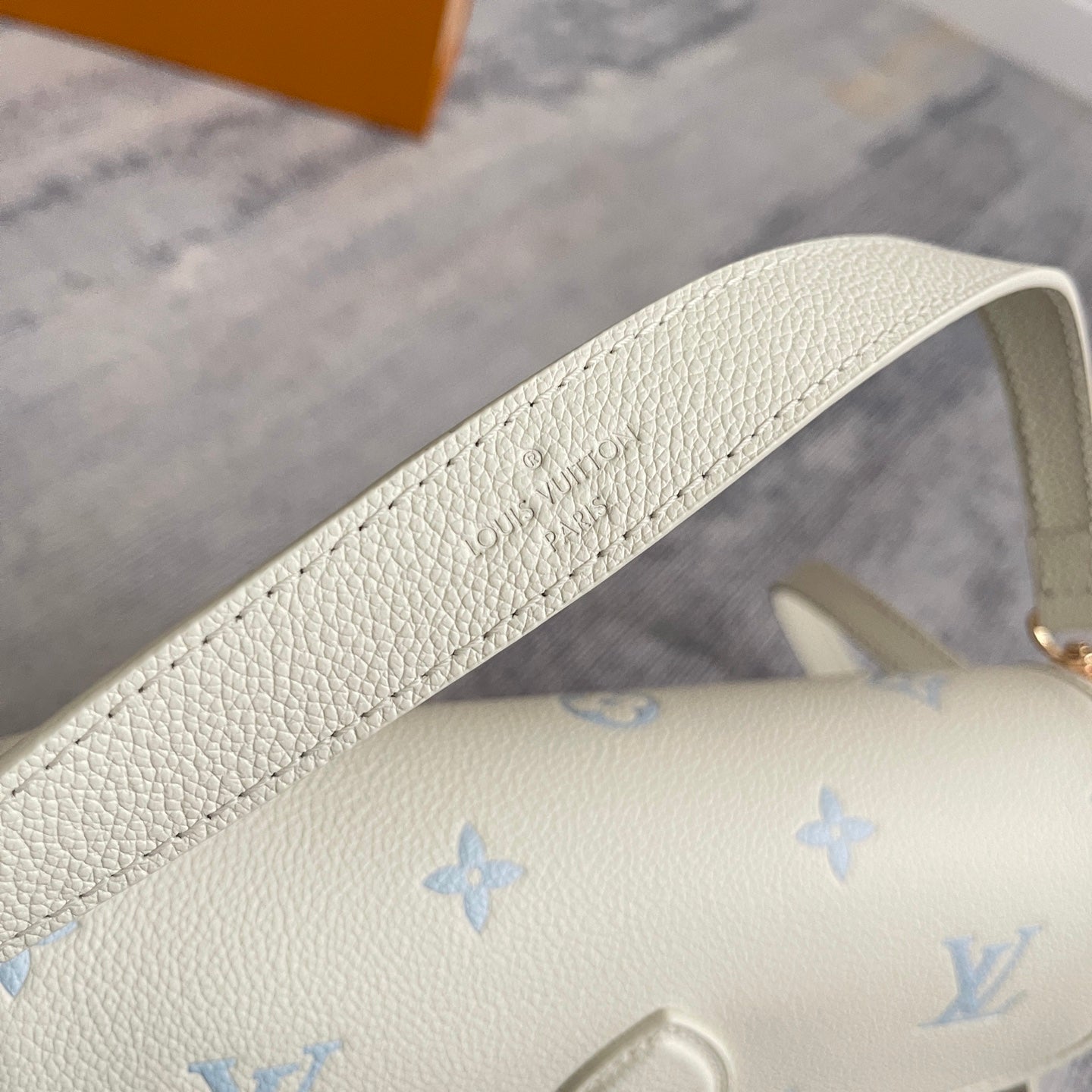 Classic Flap Shoulder Bag M28054