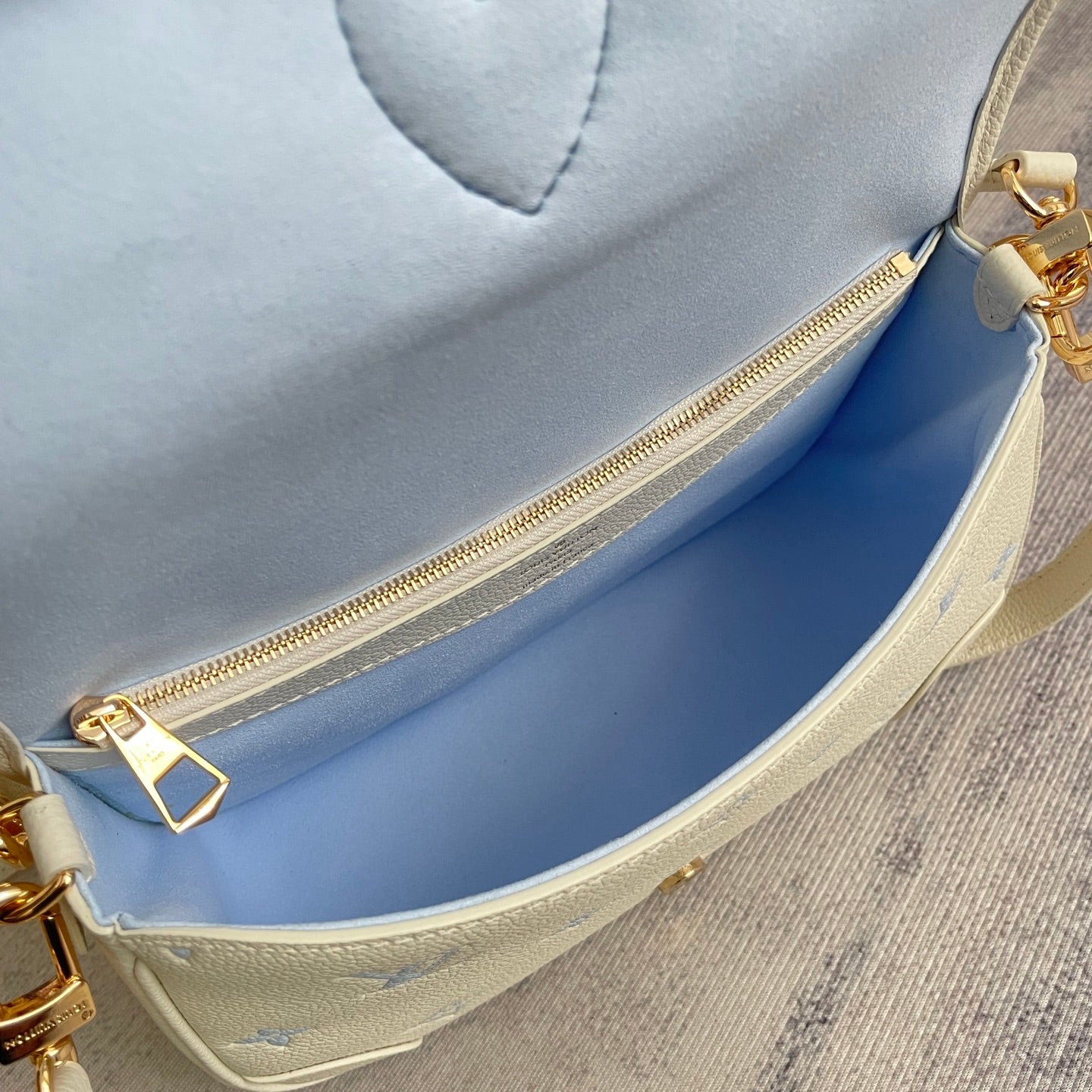 Classic Flap Shoulder Bag M28054