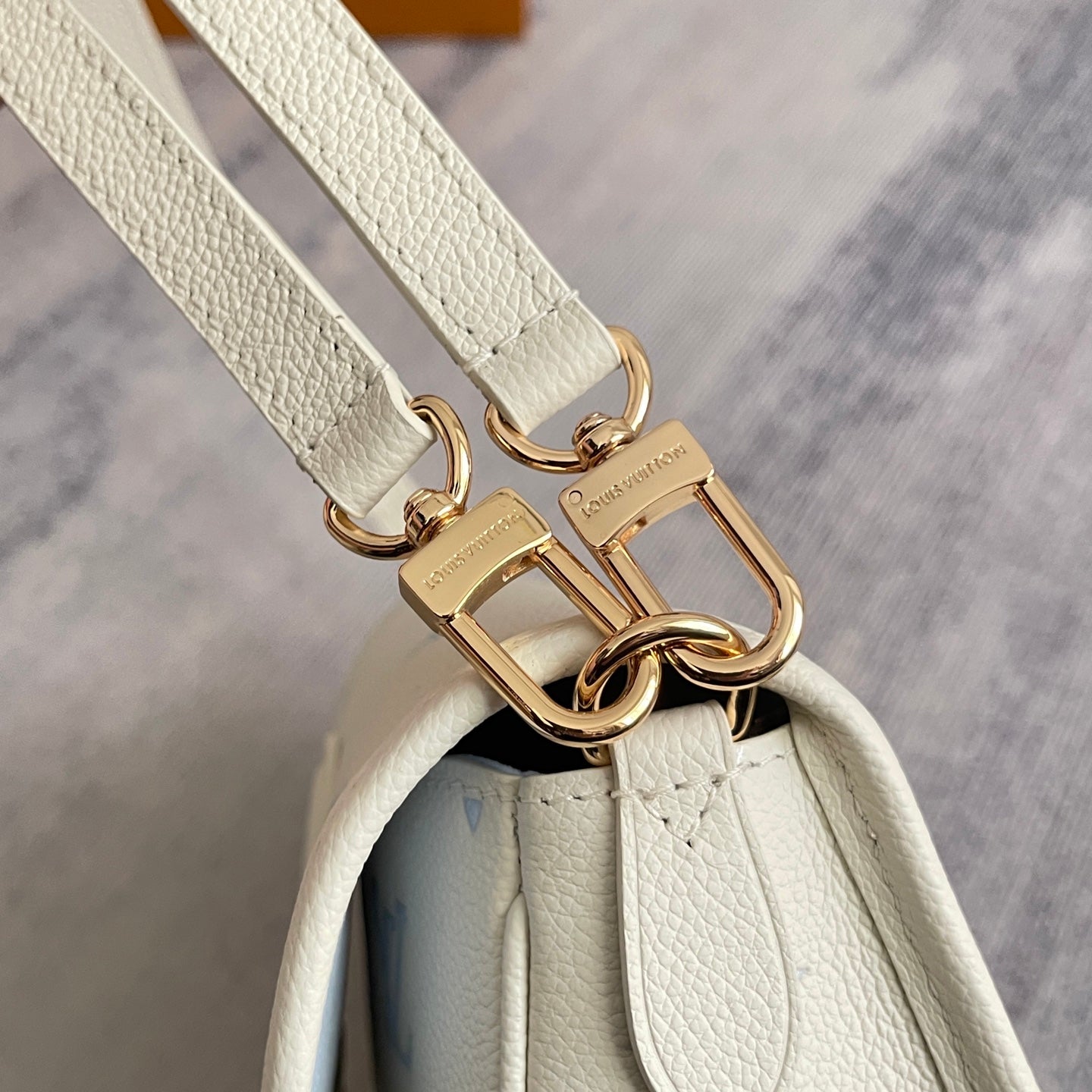 Classic Flap Shoulder Bag M28054