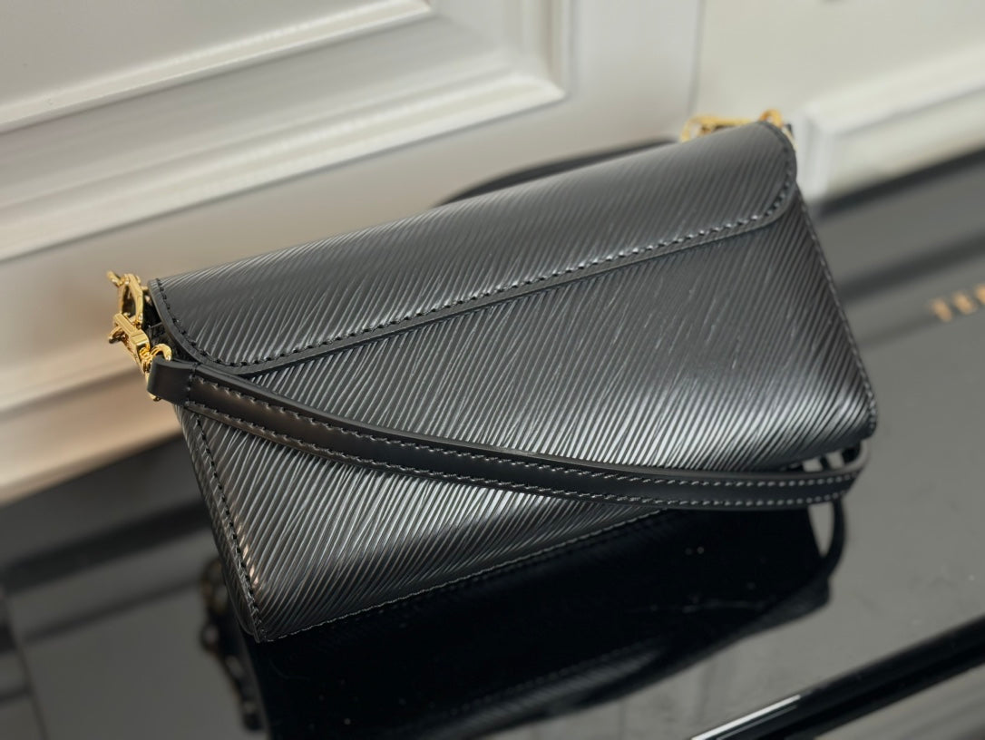 Twist-Lock Shoulder Bag M83077