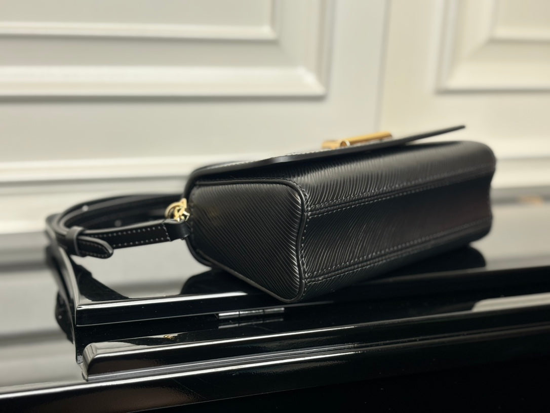 Twist-Lock Shoulder Bag M83077