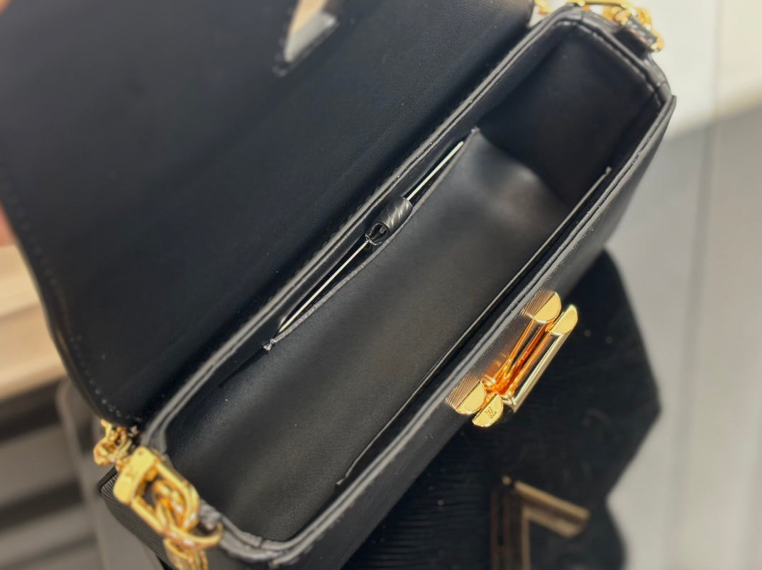 Twist-Lock Shoulder Bag M83077
