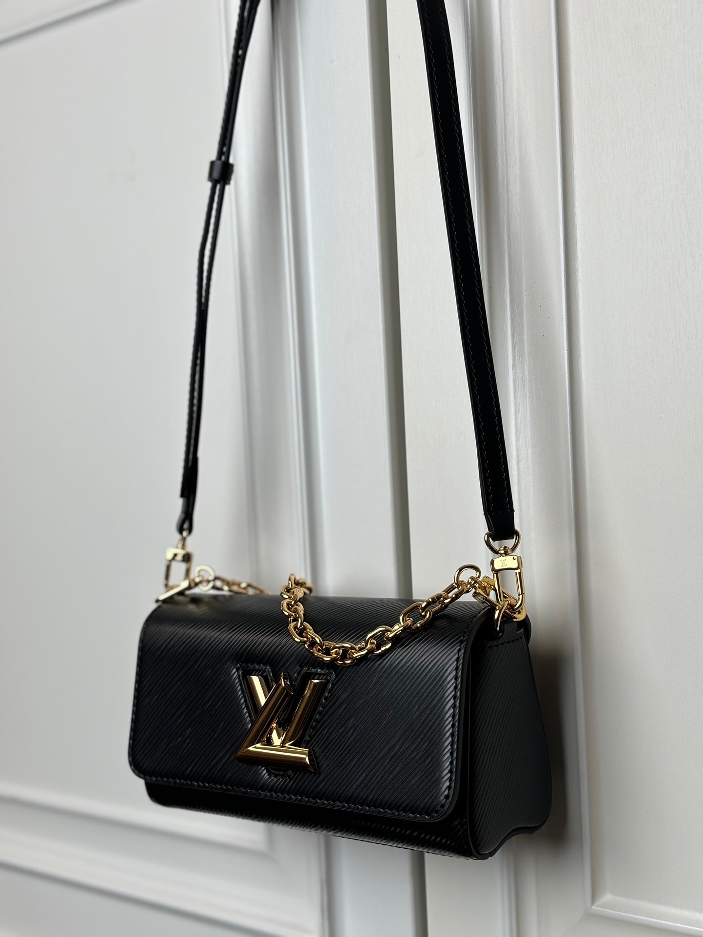 Twist-Lock Shoulder Bag M83077