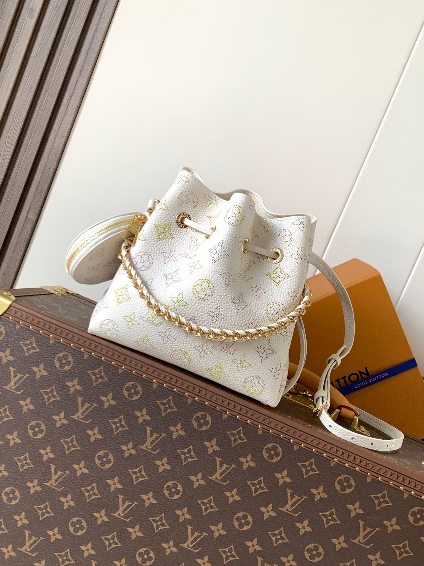 Bolso de hombro con solapa de cadena M45836