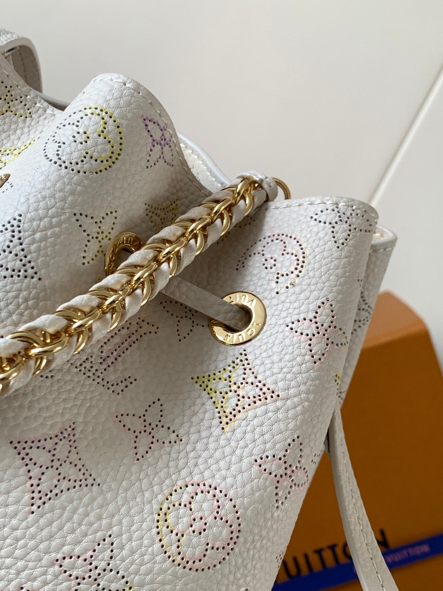 Bolso de hombro con solapa de cadena M45836