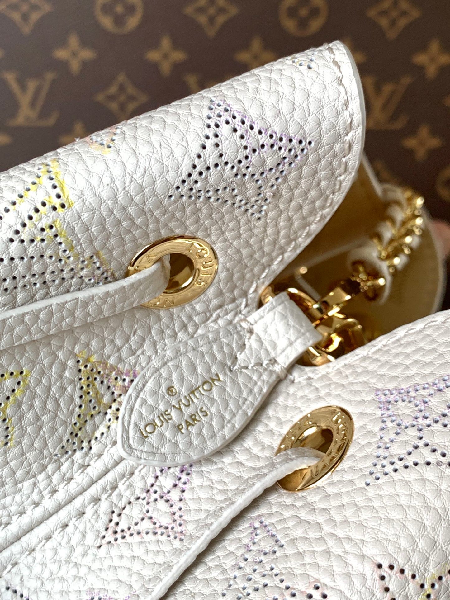 Bolso de hombro con solapa de cadena M45836