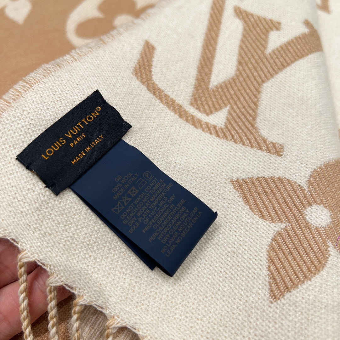 Essential Scarf M77728