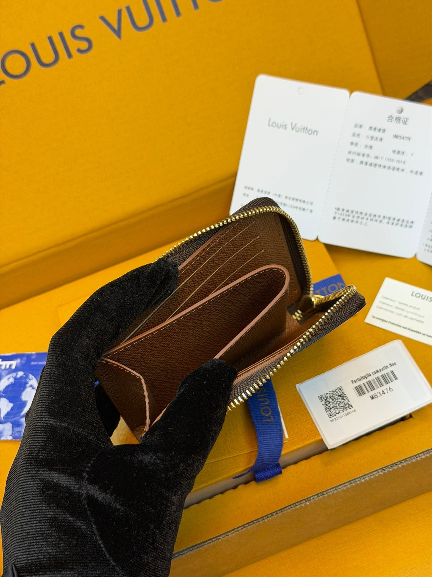 Compact Wallet - M83476