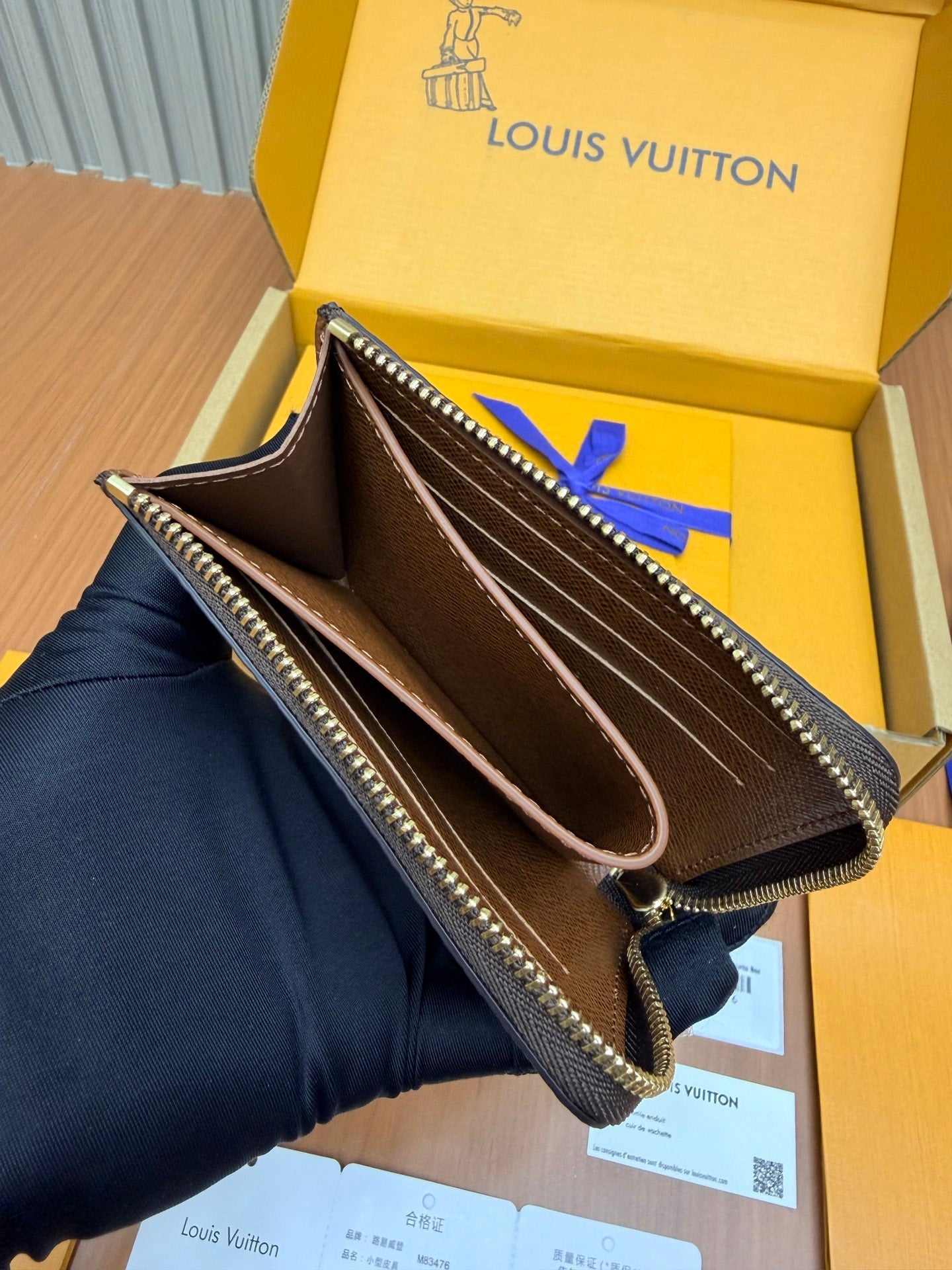 Compact Wallet - M83476